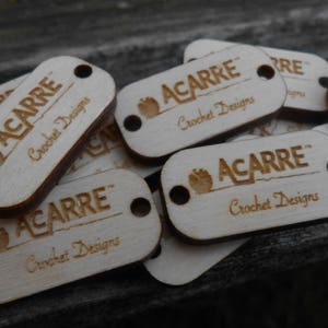 25 Anhänger.  Benutzerdefinierte Shop-Tags. Lasergraviertes Holz. Kundenspezifische Aufträge willkommen. Gehäkelte Anhänger