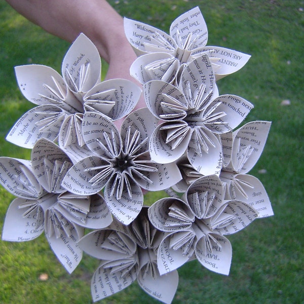 LIVRE Bouquet de fleurs en papier origami. Les commandes personnalisées sont les bienvenues. Premier anniversaire, décoration d'intérieur.