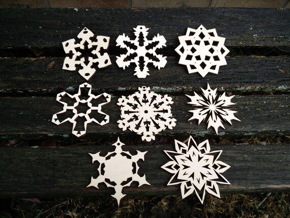 Lot De 10 Décorations En Bois Découpé Laser - Motifs Père Noël, Flocon, Sapin - 8x8 Cm, Trou Pour Suspension - 5