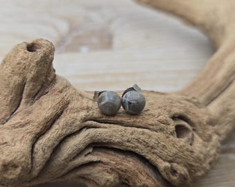 Zarte Petoskey-Ohrstecker. 6 mm. Fossilisierte Koralle. Geschenkidee: Hochzeit, Jahrestag, Weihnachten, Muttertag, Geburtstag.