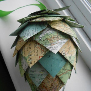 Ornamento a forma di pigna in carta con mappa vintage. Decorazione, Natale, regalo, compleanno, anniversario, matrimonio.