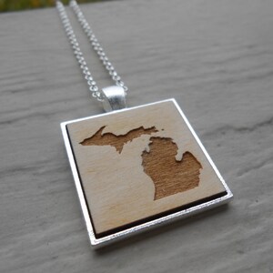 Collar de madera con el nombre del estado. ELIGE TU ESTADO. Grabado con láser. Regalo para bodas, hombres, mujeres y damas de honor. Se aceptan pedidos personalizados. Mapa