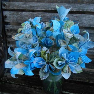 bouquet de fleurs en papier carte vintage, fleurs en papier origami. Centre de table de mariage, cadeau de premier anniversaire, anniversaire, deuil, pendaison de crémaillère.