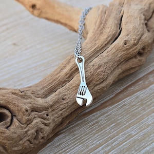 Collier clé en argent. Cadeau pour papa, maman, cadeau d&#39;anniversaire. Cadeau pour elle, cadeau pour lui. Collier outil.
