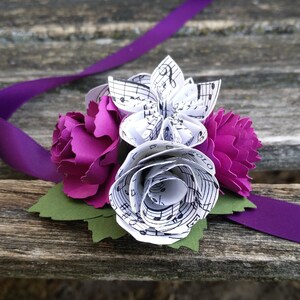 Individuelle Ansteckblume. WÄHLE DEINE FARBEN. Armband oder Pin-On. Hochzeiten, Abschlussball, Heimkehr, Blumenmädchen, Etc. Notenblatt Bild 5