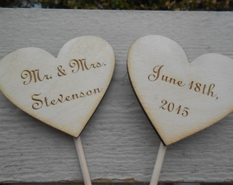 Adorno para tarta de bodas personalizado con nombre y fecha en forma de corazón. Grabado con láser. SE ACEPTAN PEDIDOS PERSONALIZADOS. Adorno para tarta de corazón