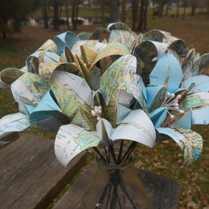 bouquet de lys en papier carte vintage. Mariée, mariage, anniversaire, cadeau, Noël. Fleurs en origami. Les commandes personnalisées sont les bienvenues.