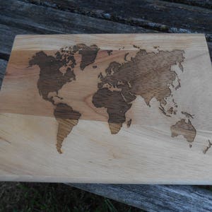 Planche à découper carte du monde, gravée au laser. Cadeau pour papa, fête des pères, mariage, Noël, marié. Voyages, Marié, Décoration rustique
