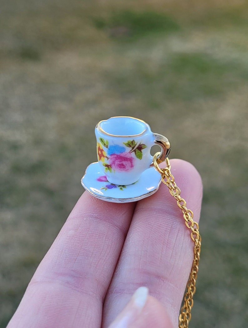 Collar de taza de té. Regalos para ella, regalo para mamá, regalo de aniversario. Cumpleaños. Alicia en el país de las Maravillas. imagen 2