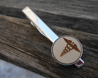 Alfiler de corbata con caduceo: abedul báltico grabado con láser, regalo médico
