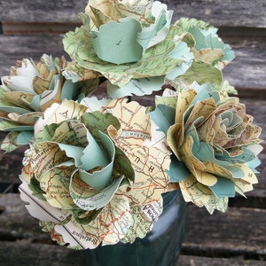 Kaartbloemen, half dozijn. Rozen en dahlia's. Pronkstuk, bruiloft, papieren bloemboeket