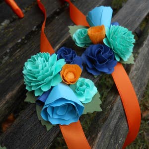 Individuelle Ansteckblume. WÄHLE DEINE FARBEN. Armband oder Pin-On. Hochzeiten, Abschlussball, Heimkehr, Blumenmädchen, Etc. Notenblatt Bild 6