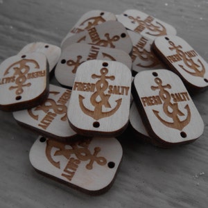 50 'JOUW LOGO'-tags.  Aangepaste winkeltags. Lasergegraveerd hout. Aangepaste bestellingen welkom.