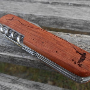 FLY FISHING Taschenmesser, Vatertag, Trauzeugen Geschenk. Lasergraviertes Holz. Hochzeit, Herren, Papa, Jahrestag. Messer. Angeln Geschenk