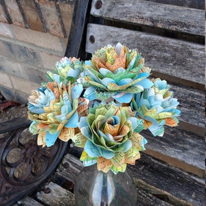 Kaartbloemen, half dozijn dahlia's. Pronkstuk, bruiloft, papieren bloemboeket