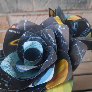 Rosas de papel con motivos espaciales, constelaciones y planetas. Regalo para cumpleaños, aniversario, boda, recuerdo, día de la madre. Mapa vintage