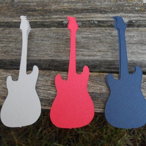 50 guitarras. ELIGE COLORES Y TAMAÑOS. Boda musical, decoración de mesas, tarjetas de lugar, asientos. Se aceptan pedidos personalizados. Partituras.
