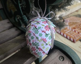 Weihnachtsschmuck in Form einer Schneeflocke aus Tannenzapfen. Tannenzapfen aus Papier. Baumschmuck, Geschenk zum Geburtstag, Jahrestag oder zu den Feiertagen. Origami-Anhänger.