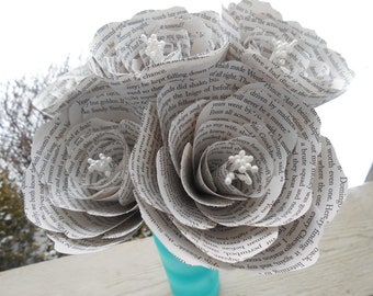 Puede incluir: Un ramo de rosas blancas de papel hechas con las páginas de un libro. Las rosas están decoradas con pequeñas cuentas blancas.