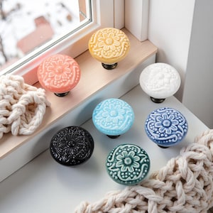 Tirador de armario floral bohemio, tirador de cajón de cerámica, tirador de mueble vintage en relieve, decoración cottagecore, tirador de cómoda de cocina colorido hecho a mano