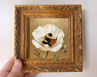 Mini-Insekten-Ölgemälde „Lesende Biene auf einer Blume“ – Goldrahmen-Dekor, Blattgoldkunst, Wanddekoration, Bücherregaldekoration, Geschenk für Bücherliebhaber