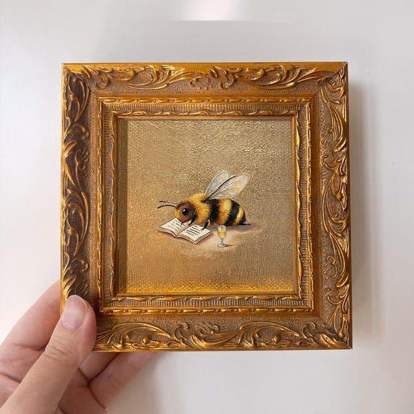 Cuadro al óleo de insectos "Pequeña Abeja Erudita" – Mini marco dorado, arte en pan de oro, decoración de pared, decoración de estantería, regalo para amantes de los libros.