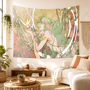 Könnte beinhalten: Ein rechteckiger Wandbehang mit einer Illustration einer Figur mit langem, fließendem grünem Haar und rosa Blumen, die nach einem kleinen gelben Schmetterling greift. Das Kunstwerk verwendet eine sanfte Palette aus gedeckten Grün-, Rosa- und Erdtönen.