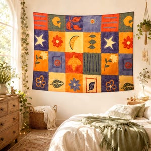 Peut inclure: Une tapisserie murale rectangulaire présentant une grille de carrés avec divers motifs incluant des fleurs, des feuilles, des étoiles, des poissons et des formes abstraites dans une palette de couleurs vives orange, jaune, bleu et vert.