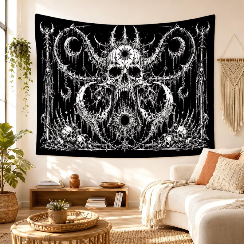 Pu&ograve; includere: Un arazzo da parete rettangolare caratterizzato da un'illustrazione grafica in bianco e nero ad alto contrasto. Il design mostra un teschio centrale cornuto circondato da intricati viticci spinosi, lune crescenti e teschi pi&ugrave; piccoli alla base, creando una composizione artistica dettagliata, simmetrica e scura.