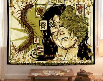 Può includere: Un arazzo da parete quadrato con un'illustrazione stilizzata di un volto parzialmente coperto da fogliame verde, un grande millepiedi marrone e piccole icone incorniciate di un fiore, uno scarabeo, un cuore e un verme. Il testo recita You are the flesh maggots adore.