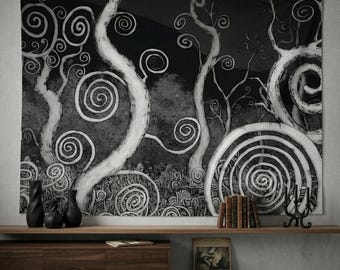 Può includere: Arazzo in bianco e nero raffigurante una scena di foresta stilizzata con tronchi d'albero a spirale e motivi a spirale. L'opera d'arte ha un'estetica cupa e malinconica, con una tavolozza di colori in scala di grigi. Il design include spirali e forme organiche di varie dimensioni.