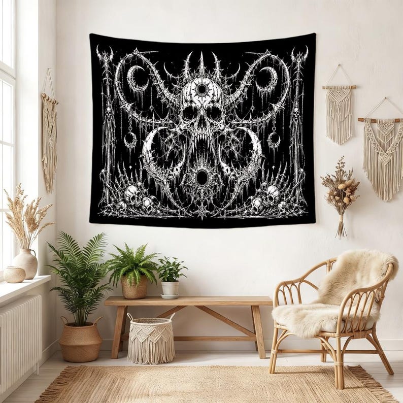 Pu&ograve; includere: Un arazzo da parete rettangolare con un'illustrazione grafica in bianco e nero ad alto contrasto. Il design raffigura un teschio centrale con corna circondato da intricati motivi a forma di spina, lune crescenti e teschi pi&ugrave; piccoli.
