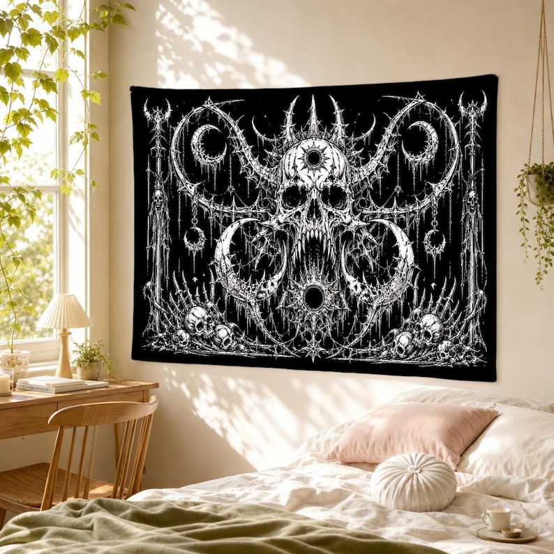 Pu&ograve; includere: Un arazzo da parete rettangolare con un'illustrazione grafica in bianco e nero ad alto contrasto. Il design mostra un teschio centrale con intricati motivi a forma di spina, lune crescenti e teschi pi&ugrave; piccoli negli angoli inferiori.