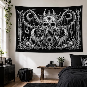 Pu&ograve; includere: Un arazzo da parete in bianco e nero raffigurante un teschio centrale con denti affilati, circondato da intricati motivi a forma di spina, lune crescenti e teschi pi&ugrave; piccoli alla base. Il design &egrave; simmetrico con linee dettagliate su sfondo scuro.