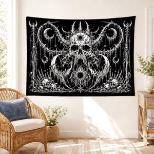 Pu&ograve; includere: Un arazzo da parete rettangolare con un'illustrazione in bianco e nero ad alto contrasto di un teschio centrale con corna circondato da intricati motivi gotici, lune crescenti e teschi pi&ugrave; piccoli disposti in una composizione simmetrica.