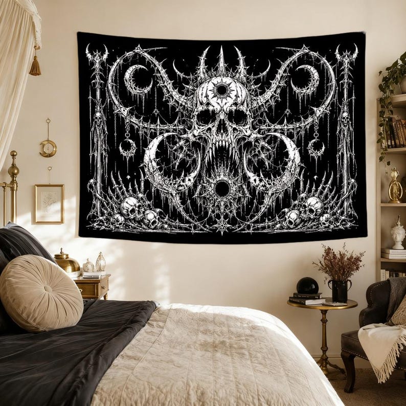 Pu&ograve; includere: Un arazzo da parete rettangolare con un'illustrazione in bianco e nero ad alto contrasto di un teschio centrale cornuto con denti affilati, circondato da intricati filigrani gotici, lune crescenti e teschi pi&ugrave; piccoli alla base.