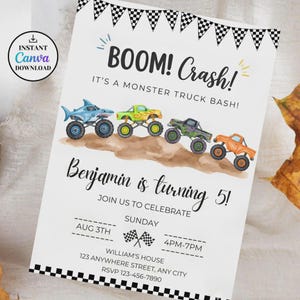 Pode incluir: Um convite de aniversário branco com uma faixa xadrez preta e branca no topo e na base. O texto diz BOOM! Crash! IT'S A MONSTER TRUCK BASH! Benjamin is turning 5! com ilustrações de quatro caminhões monstro coloridos no cartão.