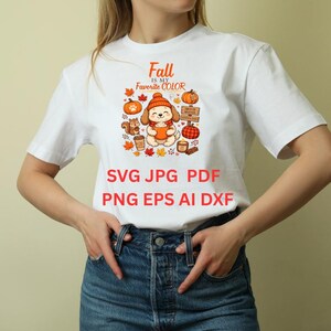 Peut inclure: Un t-shirt blanc à manches courtes avec un motif de chien portant un bonnet, entouré d'éléments d'automne comme des citrouilles, des feuilles et une tasse de café. Le texte indique Fall IS MY FAVORITE COLOR, SVG JPG PDF PNG EPS AI DXF.