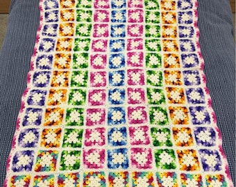 Vintage handgemachte Oma Quadrat mehrfarbige häkeln afghanische Decke 59 "x 43"