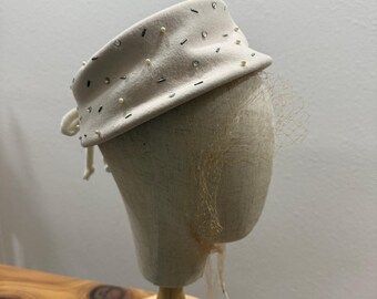 Vintage 50er Jahre DuBarry French Anpassungs Paris New York Elfenbein Pillbox Beret Hut