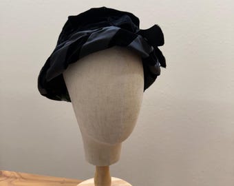 Chapeau béret ample en velours Veeda Louisa vintage des années 1950 en satin noir romantique avec noeud en velours