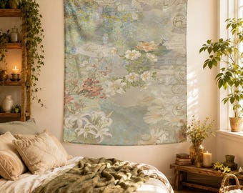 Puede incluir: Un tapiz de pared rectangular que presenta un collage en capas de ilustraciones botánicas vintage, incluyendo lirios blancos, margaritas y patrones de filigrana dorada, superpuestos con texto en cursiva tenue sobre un fondo pálido.