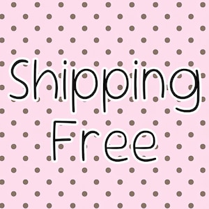 Op de afbeelding: Roze achtergrond met een patroon van bruine stippen. De woorden "Shipping Free" zijn geschreven in grote, zwarte, bubbelletters met een witte rand.