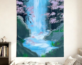 Puede incluir: Un tapiz de pared rectangular que presenta un paisaje pintado de una cascada azul central que cae en una poza, flanqueada por acantilados rocosos de color verde oscuro y ramas colgantes con flores de color rosa claro.