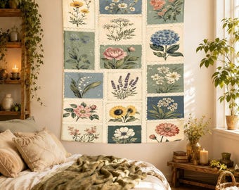Puede incluir: Un tapiz de pared rectangular que presenta una cuadrícula de ilustraciones botánicas. Cada sección muestra diferentes flores, incluyendo girasoles, lavanda, hortensias y margaritas en tonos apagados de azul, verde, rosa y amarillo sobre un fondo crema.