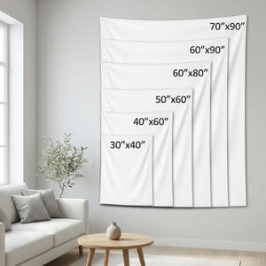 Op de afbeelding: Een display van witte rechthoekige wandkleden in verschillende maten, waaronder 76 cm x 102 cm, 102 cm x 152 cm, 127 cm x 152 cm, 152 cm x 203 cm, 152 cm x 228 cm en 178 cm x 228 cm. De wandkleden hangen aan een lichtgekleurde muur.