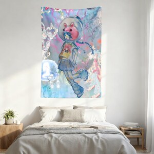 Op de afbeelding: Een kleurrijk wandtapijt met een fantasie-illustratie van een persoon met een roze konijnenhelm en blauwe laarzen. Het kunstwerk is in aquarel stijl, met pastelkleuren en decoratieve elementen.