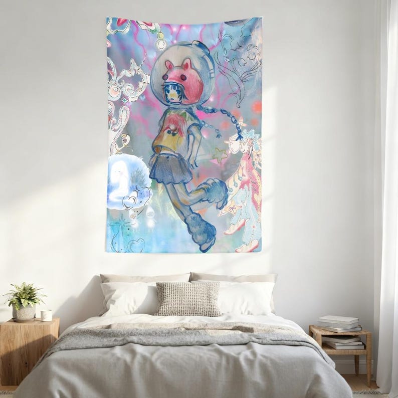 Op de afbeelding: Een kleurrijk wandtapijt met een fantasie-illustratie van een persoon met een roze konijnenhelm en blauwe laarzen. Het kunstwerk is in aquarel stijl, met pastelkleuren en decoratieve elementen.