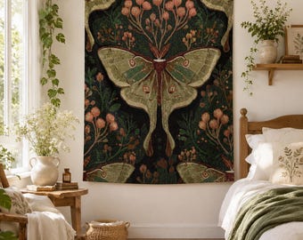 Puede incluir: Un tapiz de pared rectangular que presenta una gran polilla central con alas de color verde pálido y cuerpo marrón oscuro, rodeada por un patrón botánico de follaje verde oscuro y racimos de pequeñas flores redondas color coral sobre fondo negro.