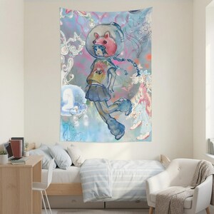 Op de afbeelding: Een grote wandtapijt met een cartoon illustratie van een personage in een roze helm en blauwe outfit. Het kunstwerk gebruikt een pastelkleurenpalet met zachte blauwen, roze en gelen. Het tapijt hangt in een slaapkamer.